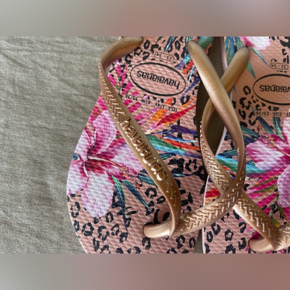 Havaianas Girls Rose Gold & Hibiscus & Leopard Print Sole Flip Flops LIKE NEW - Picture 2 of 7